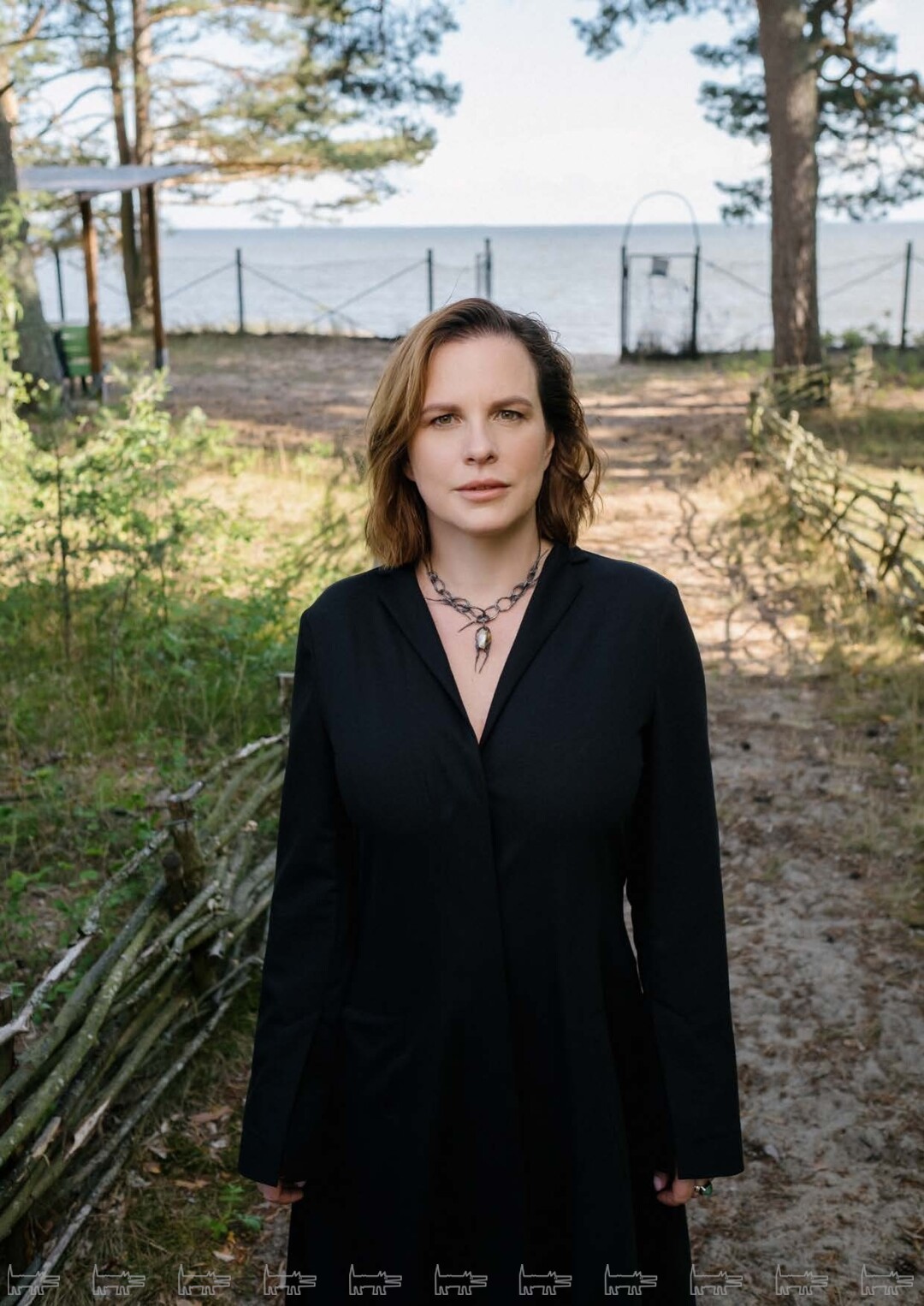 Наталья Бехтерева на тропинке, по которой Владимир Бехтерев и гости «Тихого берега» (включая Репина и Серова!) ходили гулять к заливу