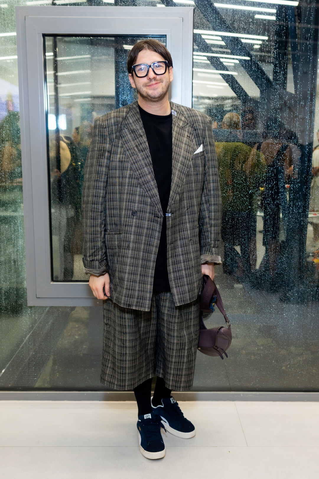 На Георгии Ростовщикове: костюм Mihara Yasuhiro, кроссовки Puma