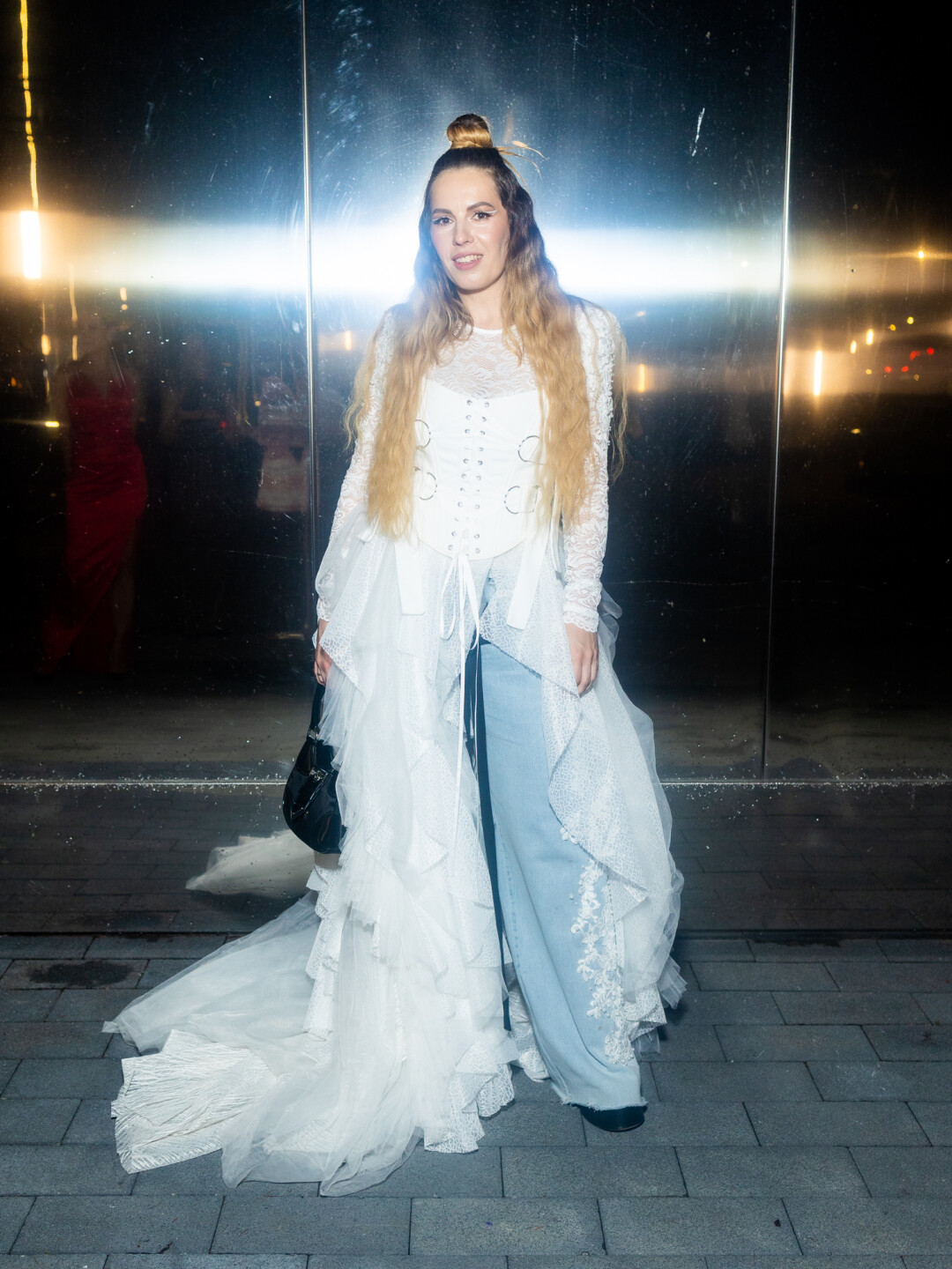 На Марии Мужжухиной: корсет, кофта, джинсы и юбка – собственный пошив, ботинки Vic Matie, сумка Prada