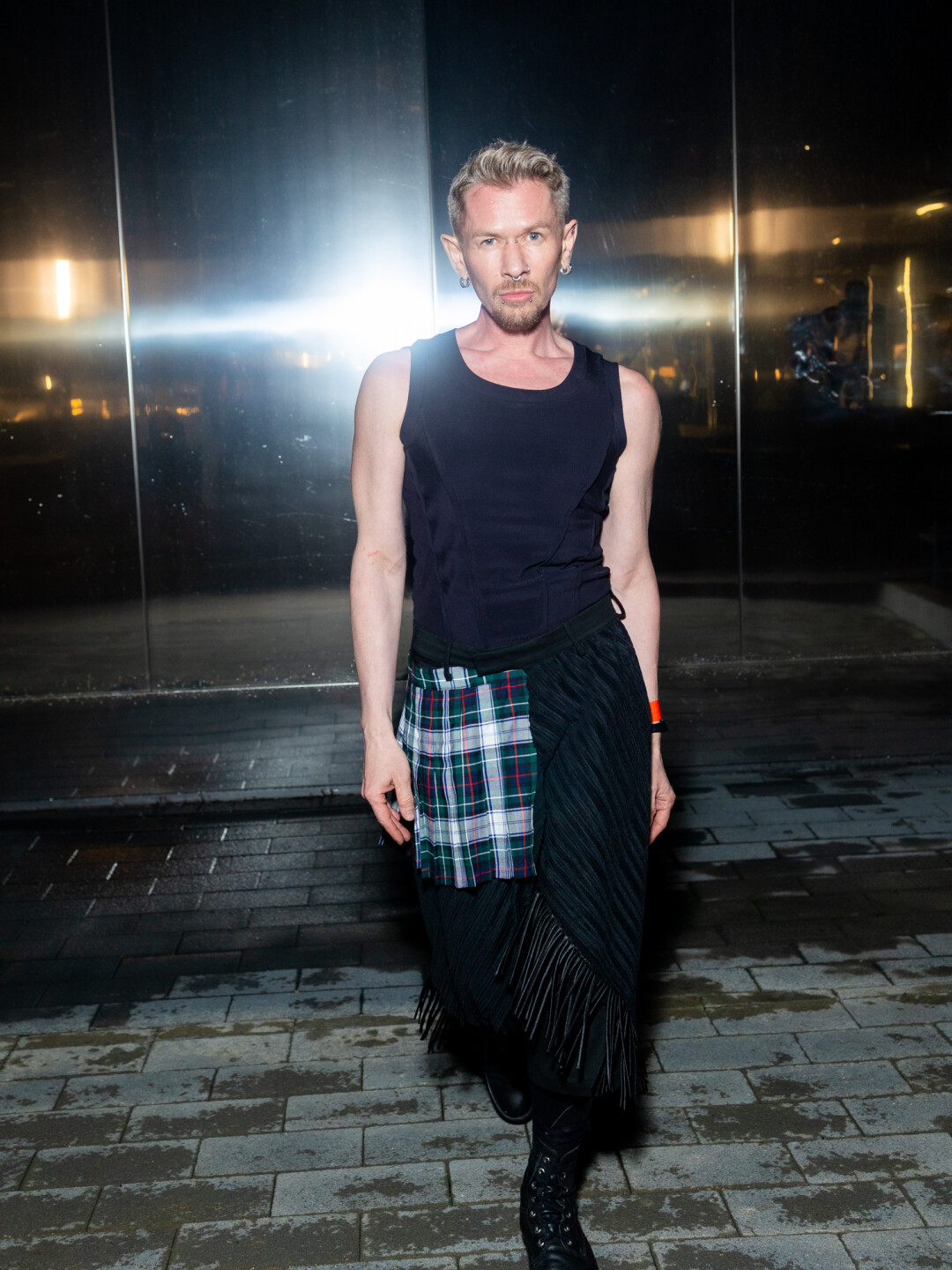 На Илье Шувалове: топ Polly Sew, юбка Helena Tadesse, сапоги Affliction