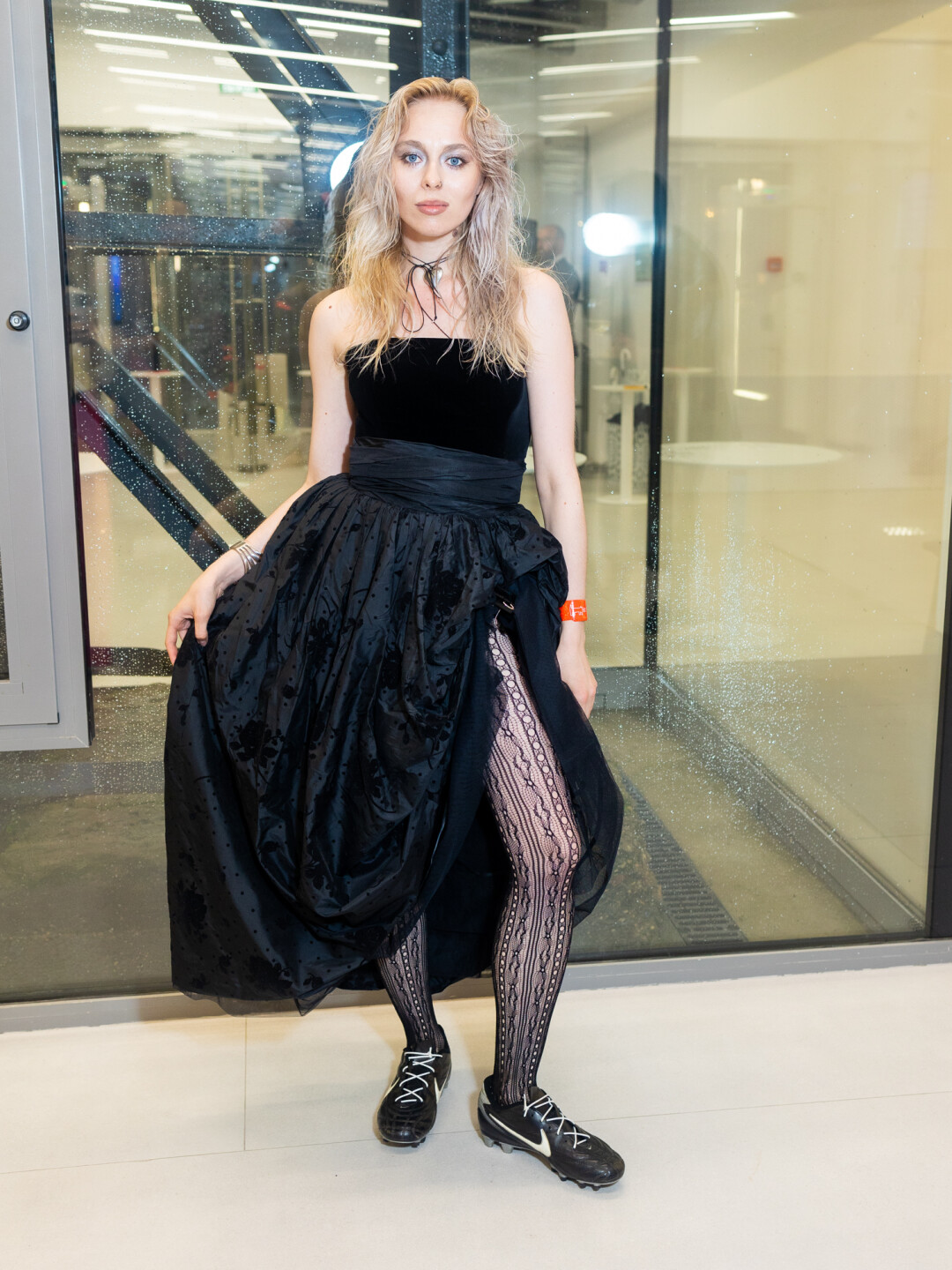 На Даше Колосовой: винтажное платье, бутсы Nike