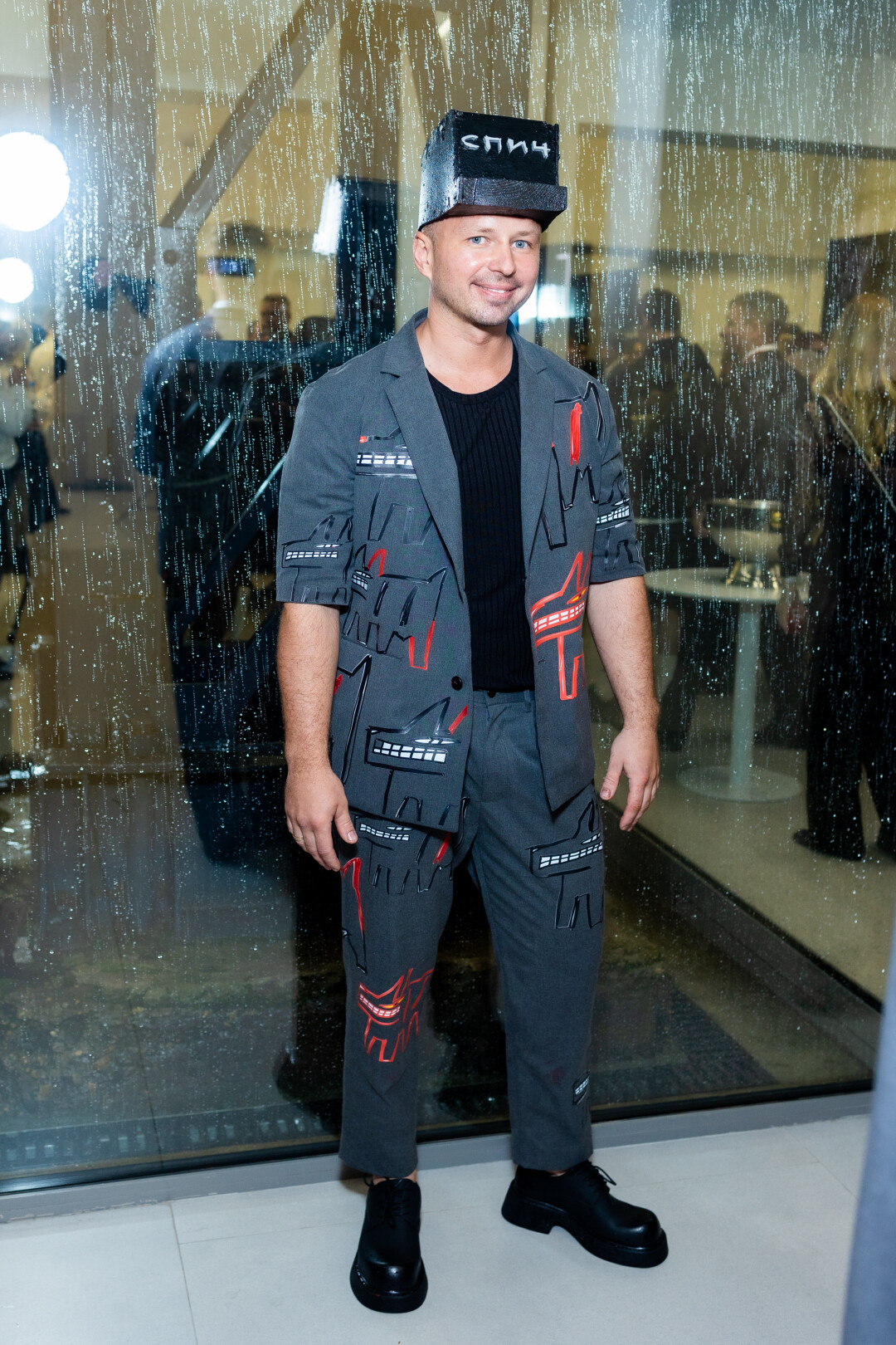 На Илье Спиченкове: кастомный костюм от себя самого