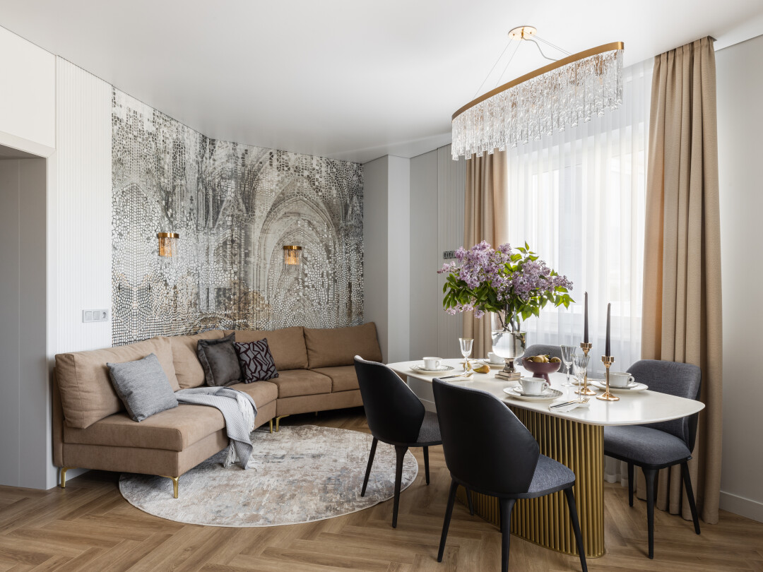 Создать уют помог салон Lalan Textile, где заказали шторы, покрывала и подушки. Диван выбрали в фабрике мебели «Реформа». Освещение – люстры, бра