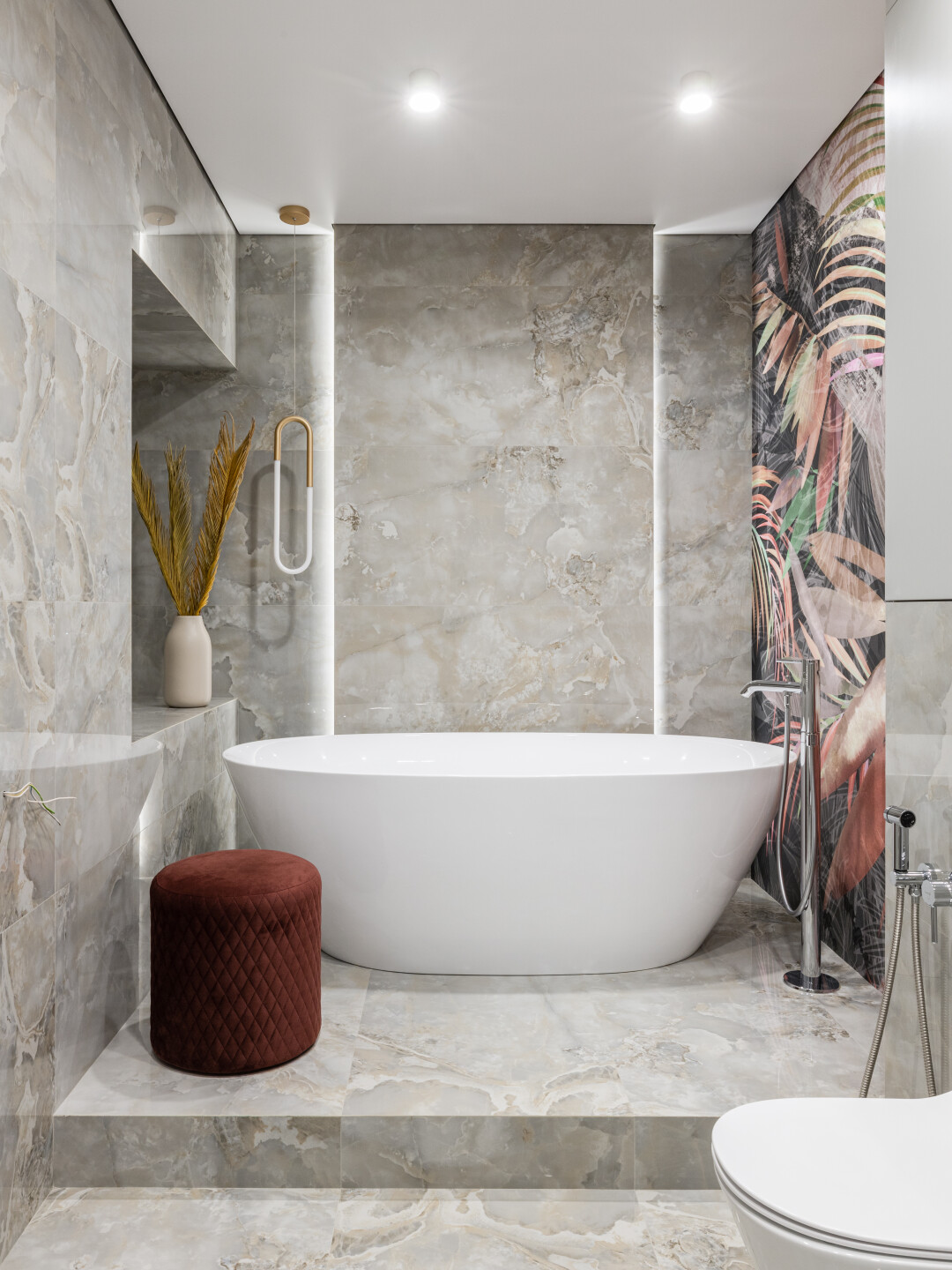 Главным материал в ванной комнате — керамогранит от постоянного поставщика «Плиткарь»