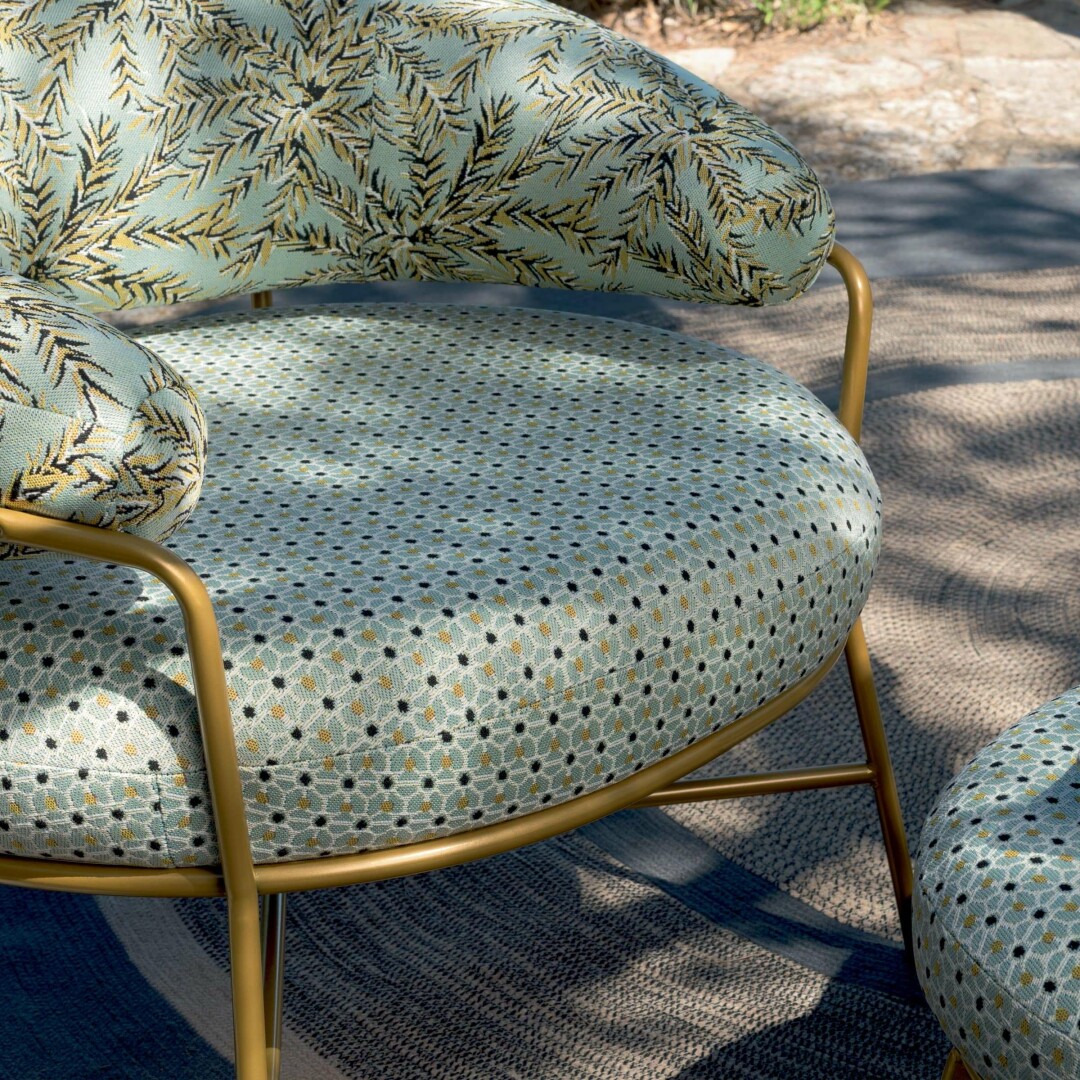 Текстиль для улицы незаменим для создания ярких акцентов: не выгорает, не оставляет пятен после дождя и оснащен антигрязевым покрытием. Фабрика