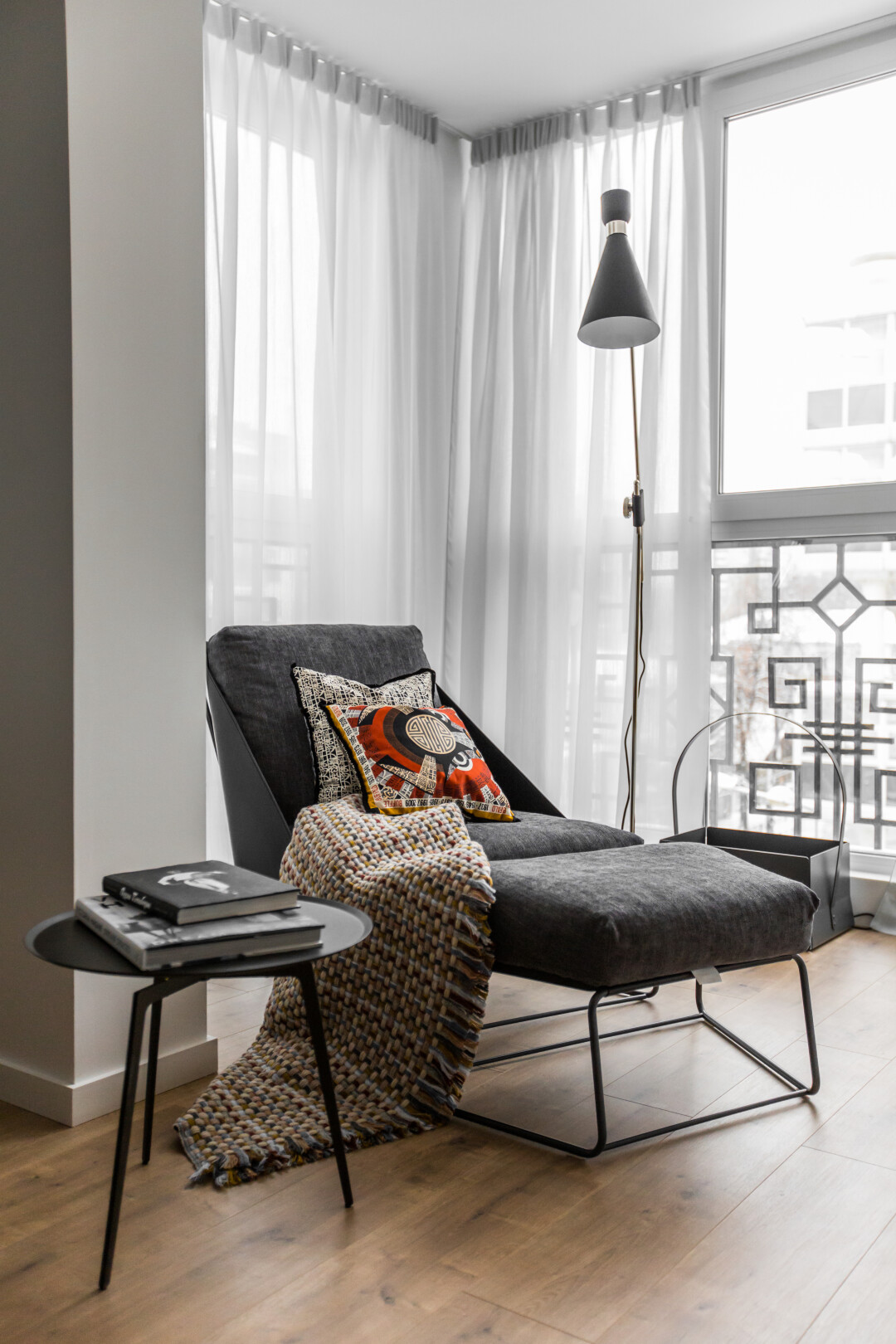 Уединенное и уютное место на лоджии для чтения любимой книги. Дизайнер: Валерия Сливко