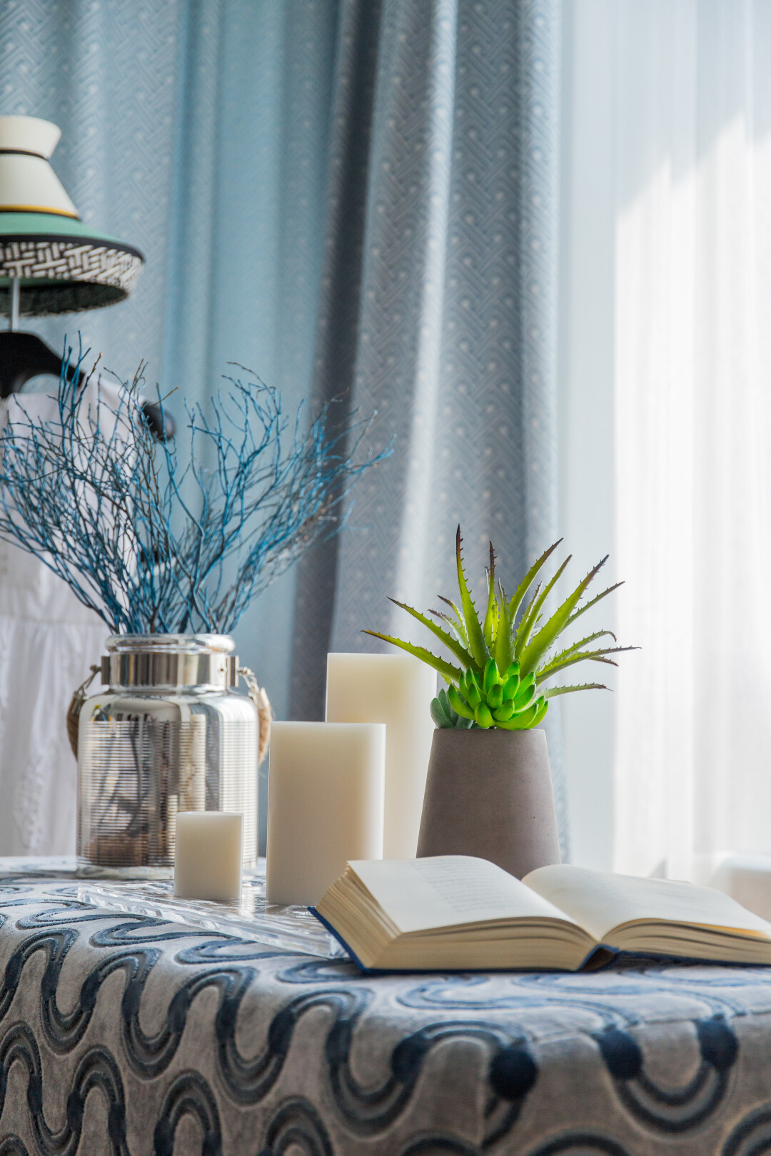 Яркий летний текстиль и садовые цветы — простой, но эффектный способ обновить интерьер. Дизайнер: Валерия Сливко