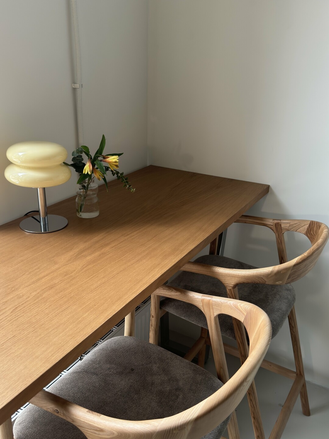 В интерьере новой кофейни много солнечных элементов