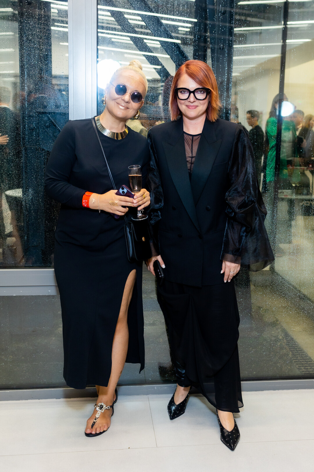 На Илоне Лапшиной: пиджак «Твой бывший», полуюбка Хелена Тадессе, туфли «Эконика», лосины – собственность директора, очки «Оптика Кронос» Gucci На