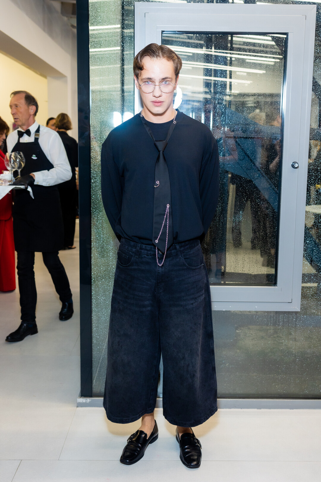 На Денисе Румянцеве: лонгслив и джинсы Befree, галстук Bat Norton, лоферы Prada, очки GUCCI