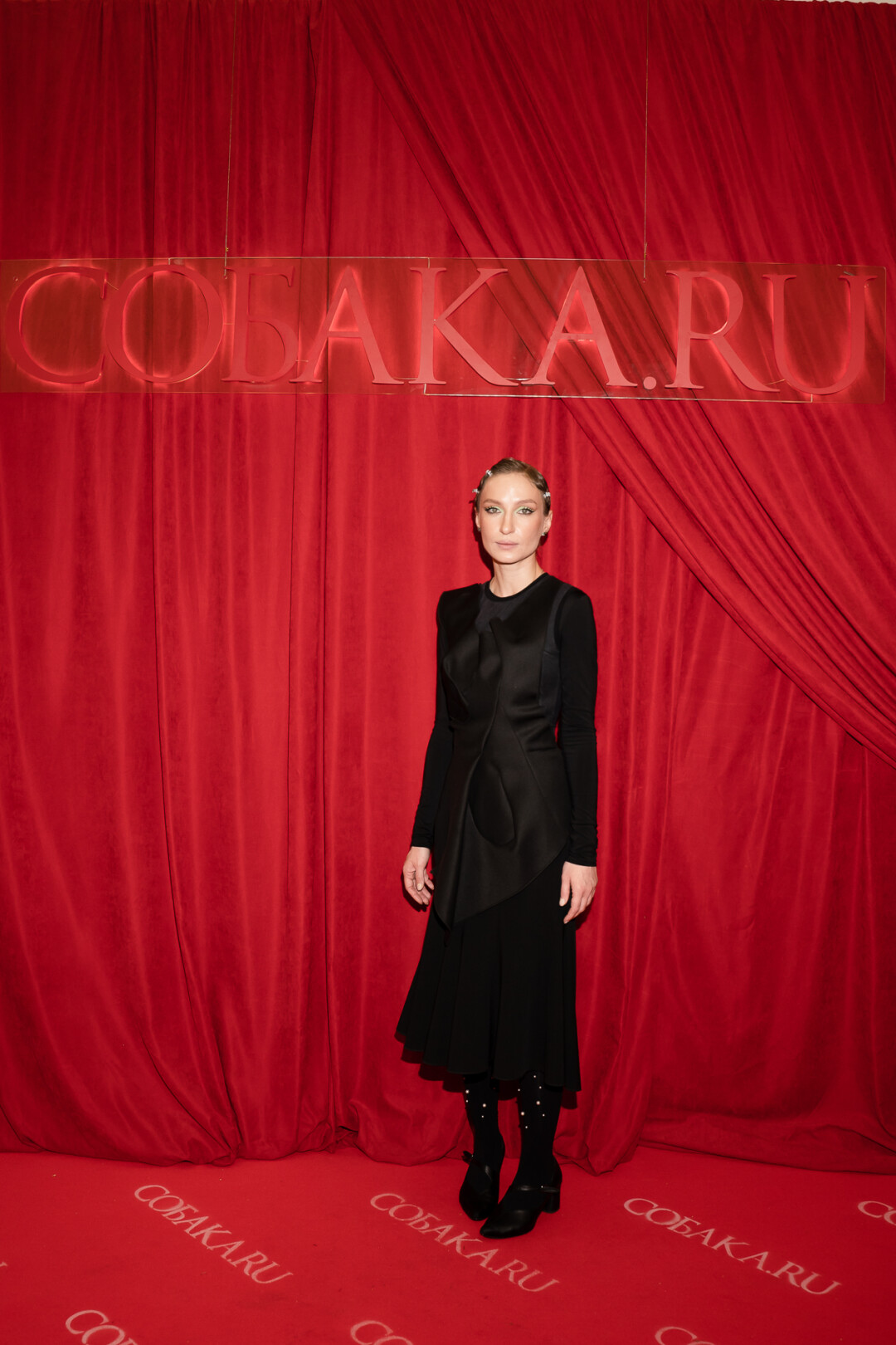 На Алене Зобовой: боди USHATÁVA, платье Pirosmani