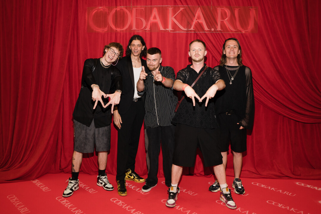 На Дане Никитине: рубашка танцевальной команды ALIENS, кофта NIKE, шорты handmade Наталья Скифская, кольцо и носки: SOLUTIONS GLEB KOSTIN, кеды Nike