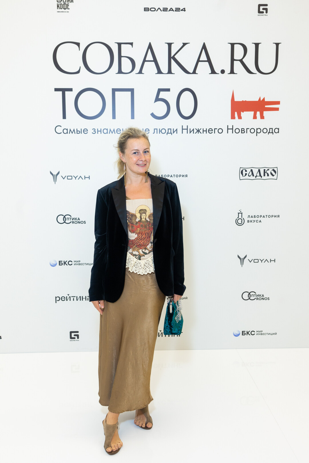 На Катерине Смирновой: корсет Koss Koss, босоножки из магазинчика на Манхэттене, сумка с ручной вышивкой от нижегородского бренда «Бузина» из концепт