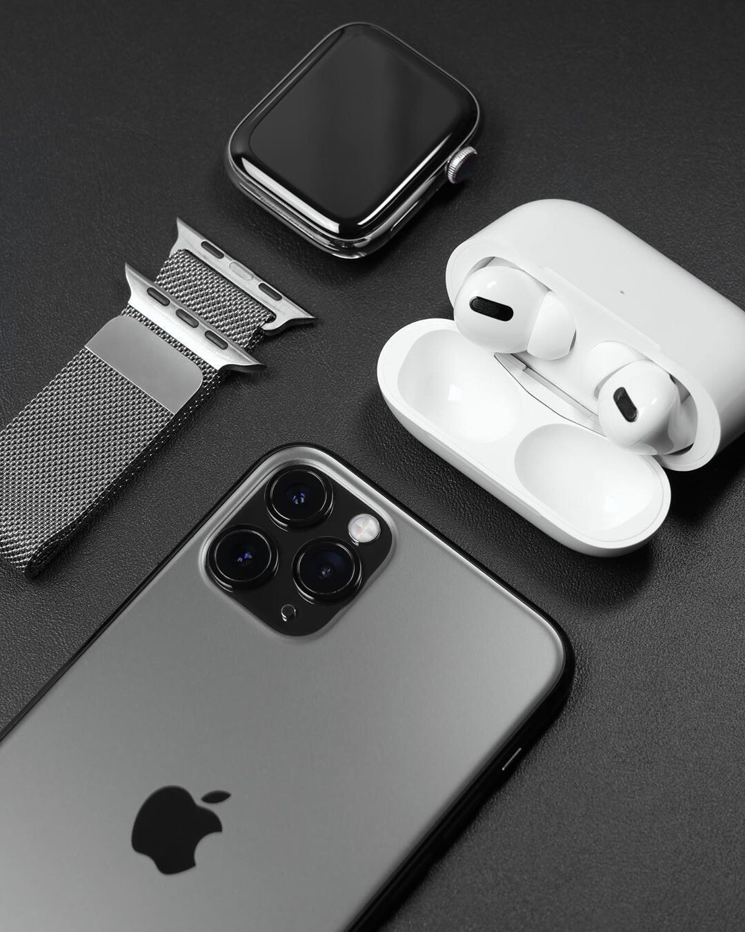 iPhone 15, 70 000 рублей, Apple Watch, от 23 000 рублей, AirPods Pro, от 12 000 рублей
