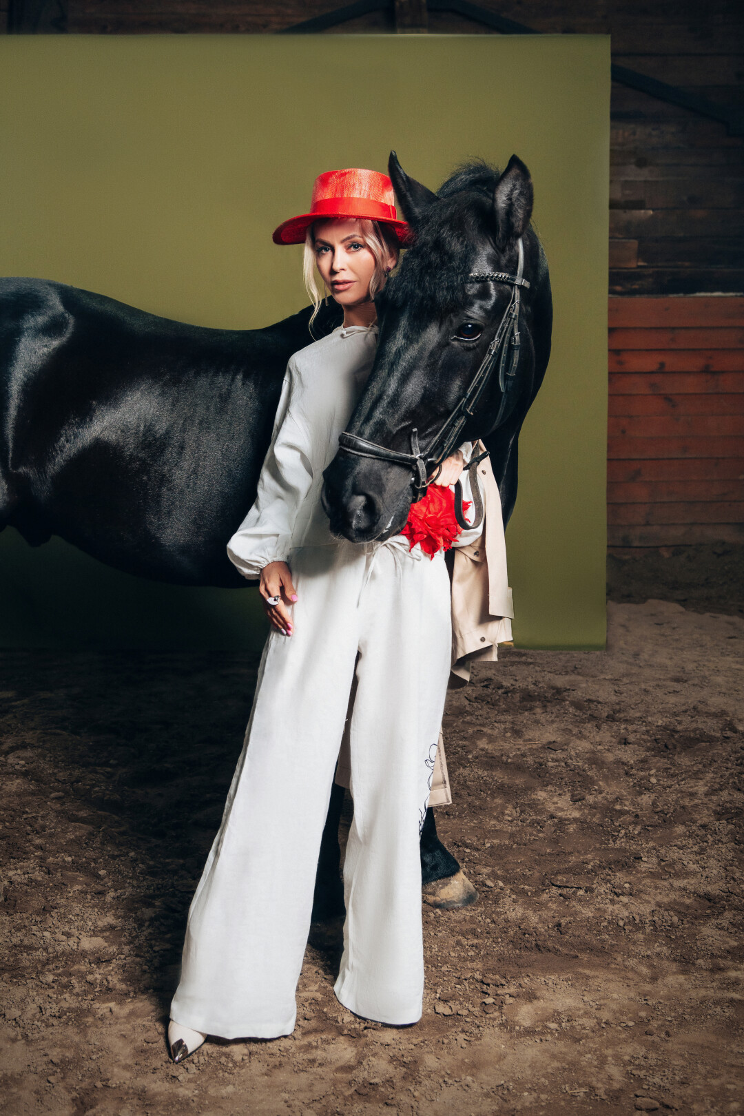 ЮЛИЯ БАРКОВСКАЯ Основатель сервиса знакомств и конкурса красоты ONE&ONLY «Одна Единственная» Шляпа, блуза, брюки, брошь-цветок, тренч A.CLEO