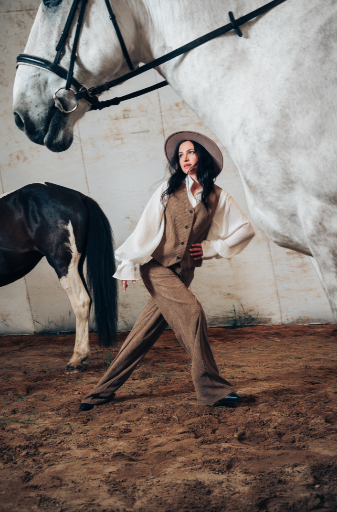 СВЕТЛАНА АФАНАСЬЕВА Дизайнер интерьера Блуза, брюки, жилет, шляпа A.CLEO