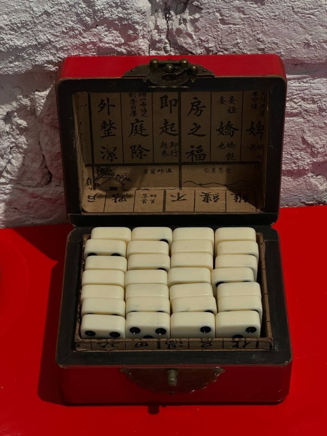 Домино, привезенное командой из Гонконга в компании с шашками го и маджонгом