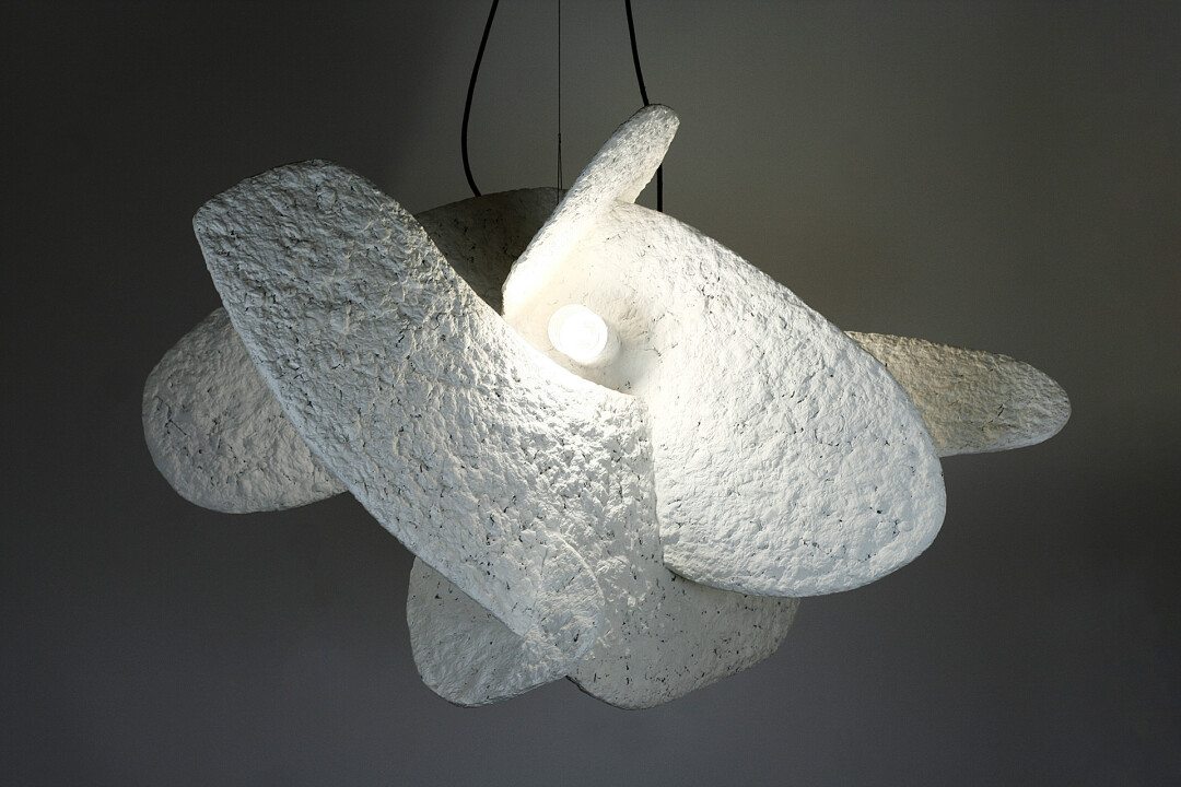 Светильник Tuchka из плавных плоскостей, выполненных из переработанной бумаги