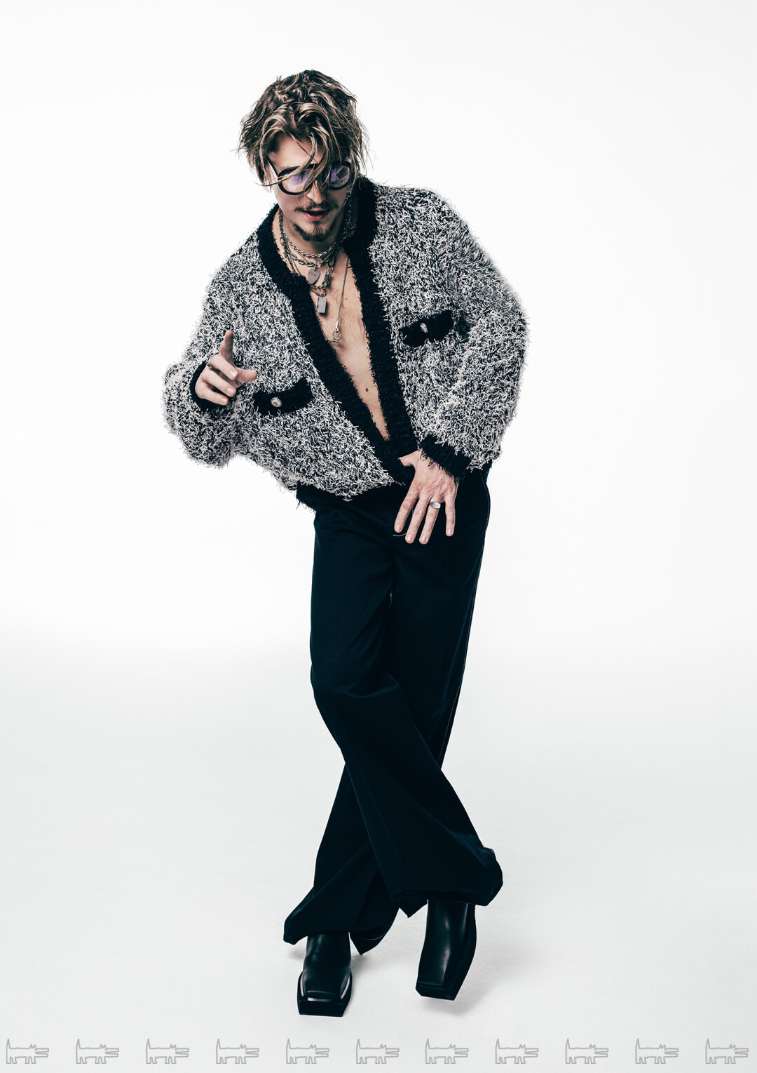 На Сергее: кардиган DOUBLET (DayNight), брюки и туфли HOUSE OF LEO, очки TOM FORD (Optics Gallery), кольца и подвеска MASTER BO (Spin4Spin), чокеры