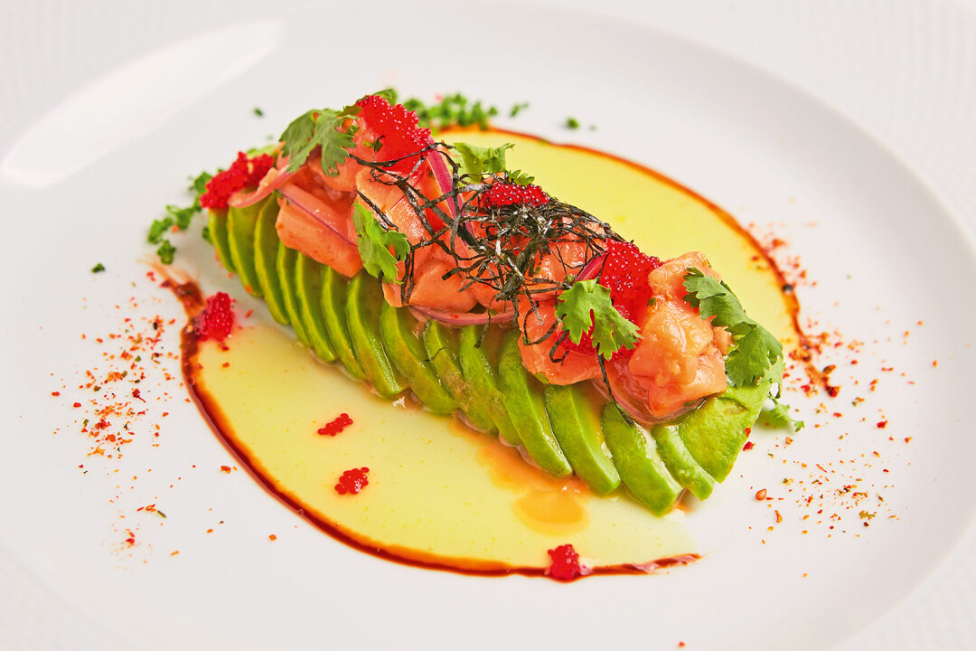 Сашими из тунца с авокадо в ресторане «Дача Брассери»