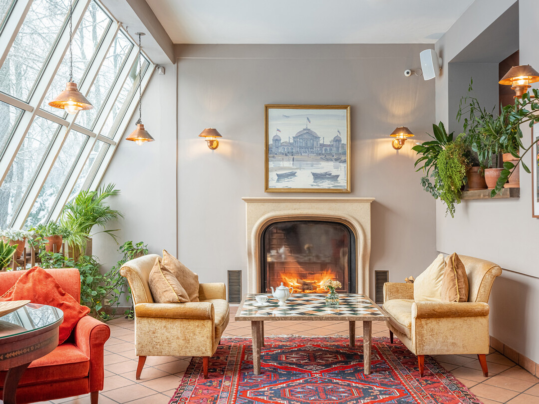 Ресторан Skandinavia Wine Bar&Grill с панорамым видом на бассейн