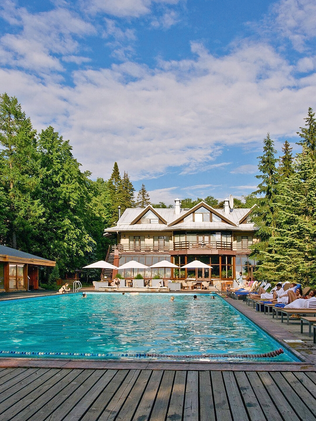 Для плавания можно выбрать подогреваемый бассейн