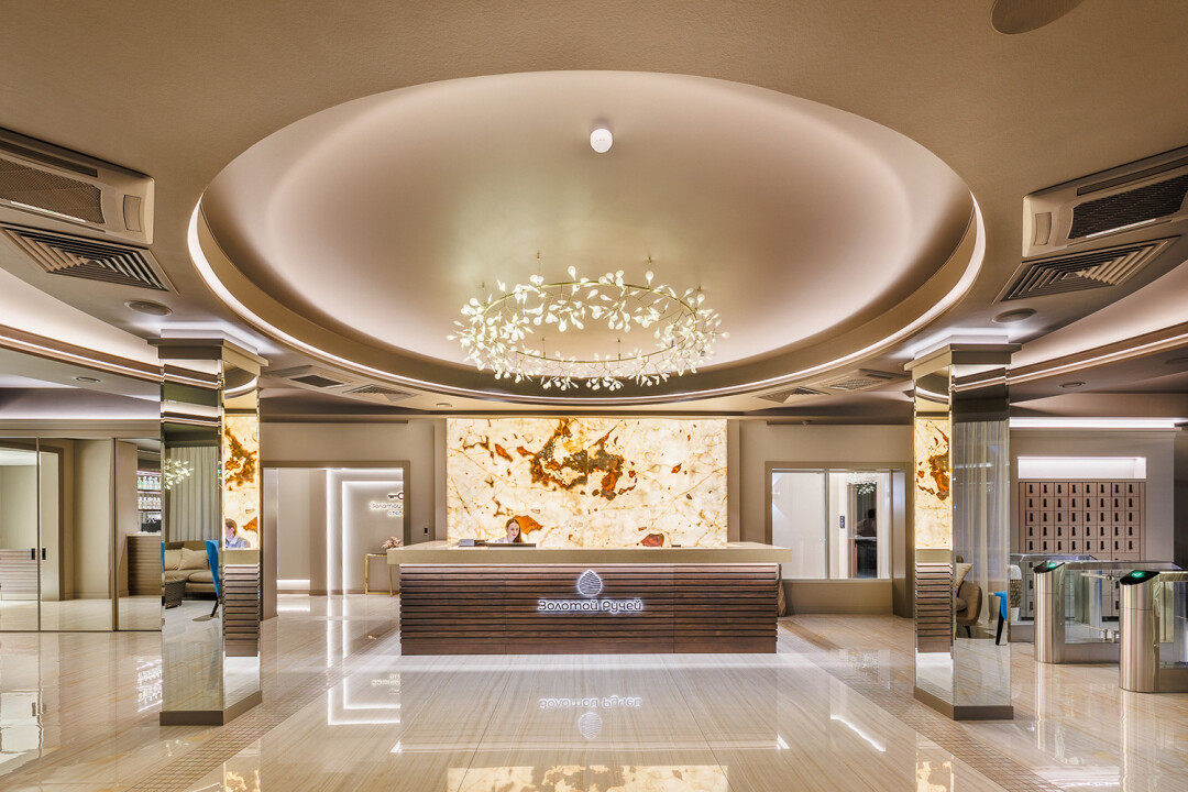 Центральный ресепшен пятизвездочного отеля
