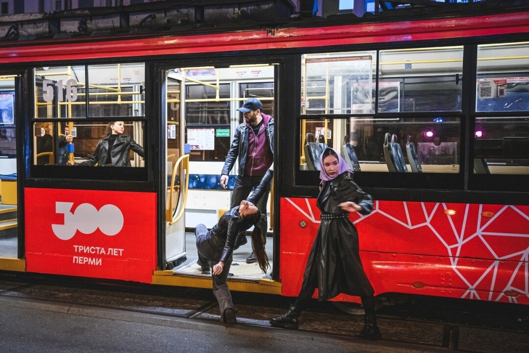 Танцевальный сайт-специфик-перформанс «Балет на трамвайных путях» исследует природу «пути», когда можно двигаться только вперед и только по одним