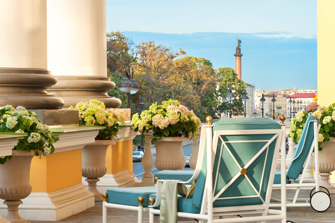 Терраса с видом на Адмиралтейство и Дворцовую площадь