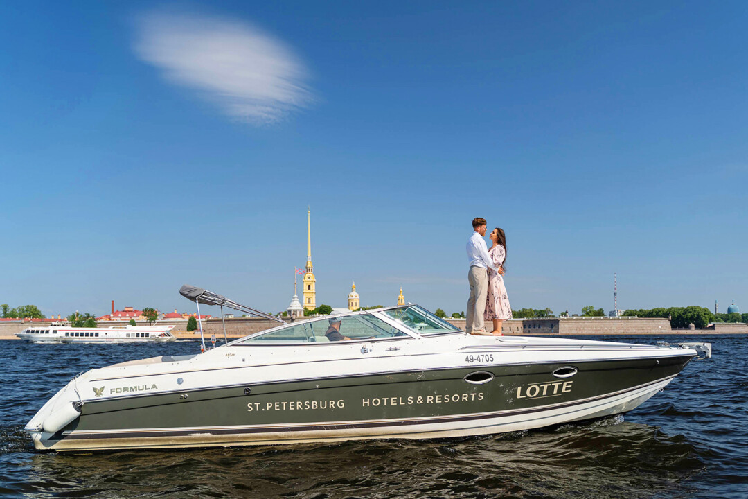 Уплываем в закат на частном катере Lotte