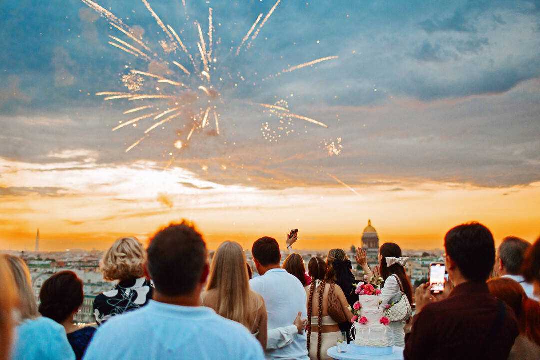 На летней террасе в праздничные дни фантастический вид на салют