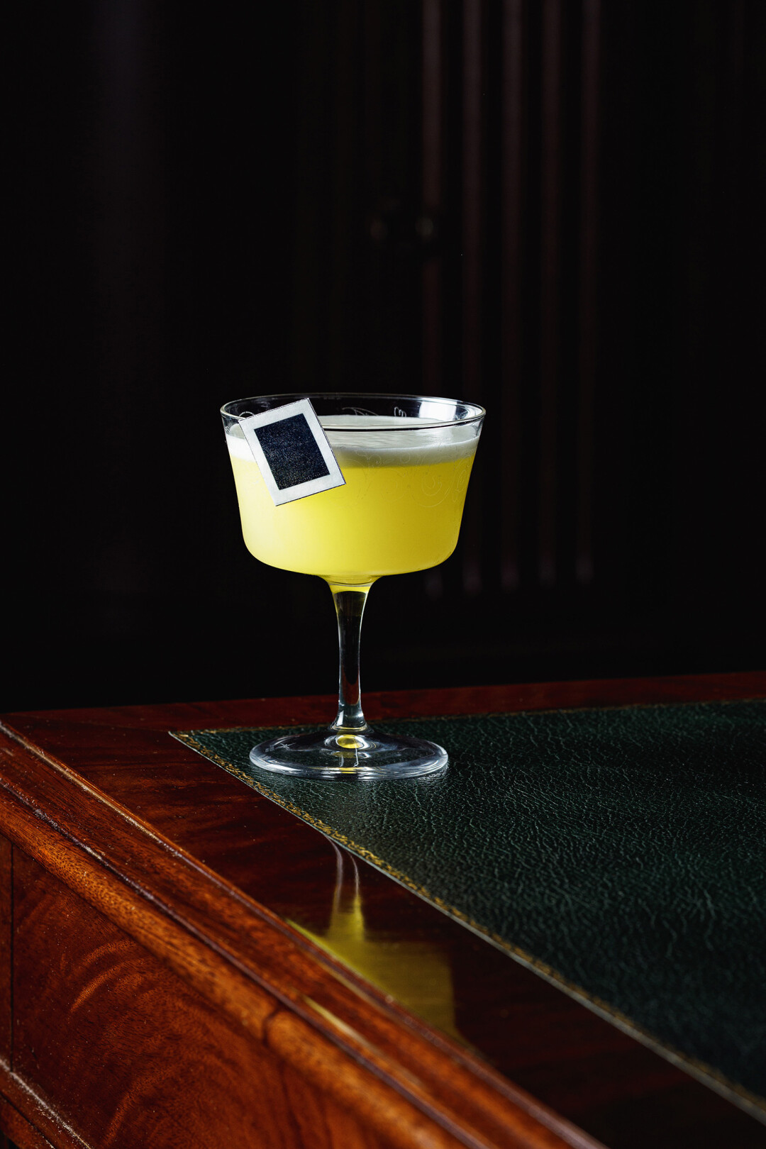 Коктейль «Коллекционер» из джина на одуванчиках со съедобной маркой в виде «Черного квадрата» Малевича