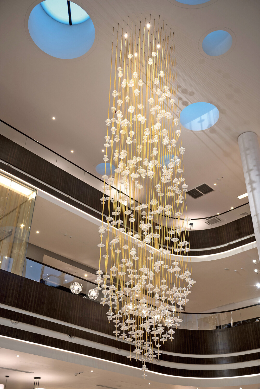 Люстра в фойе бизнес-центра — популярный арт-объект для фотографий