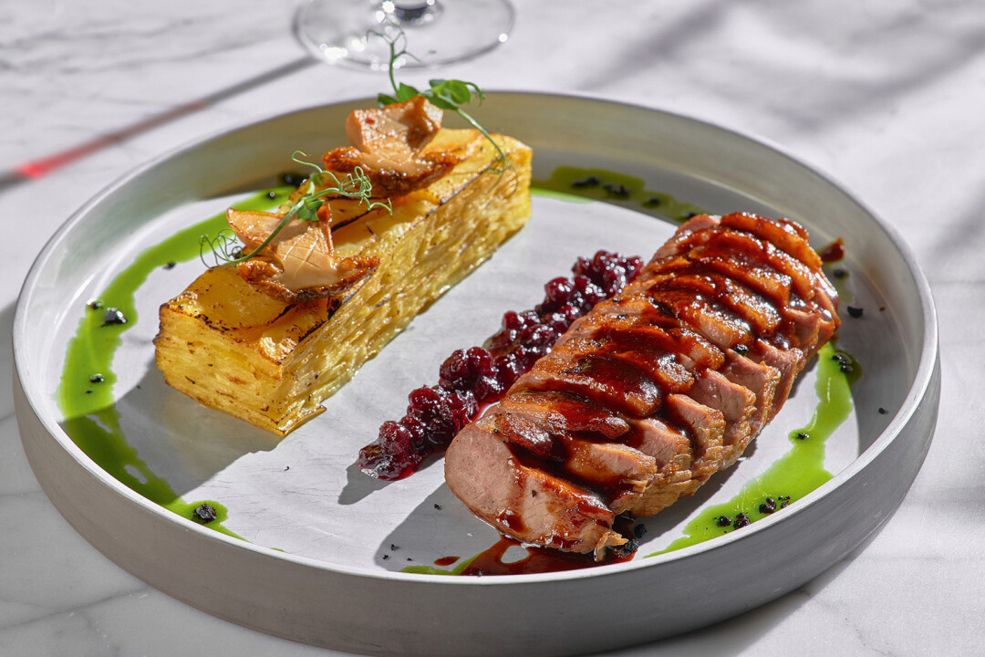 Утиная грудка магре с картофельным мильфеем, белыми грибами и брусничным соусом