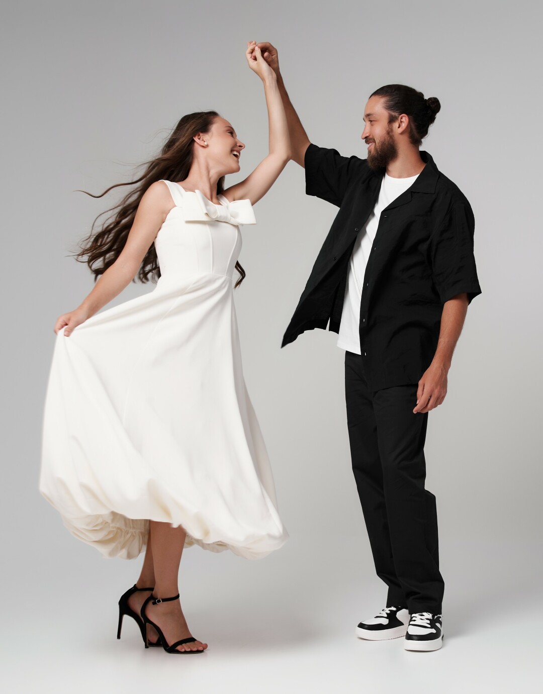 Диана Каспранова в платье и украшениях от Lichi, Айдар Хороший в рубашке и брюках от RE и кедах от Super Step