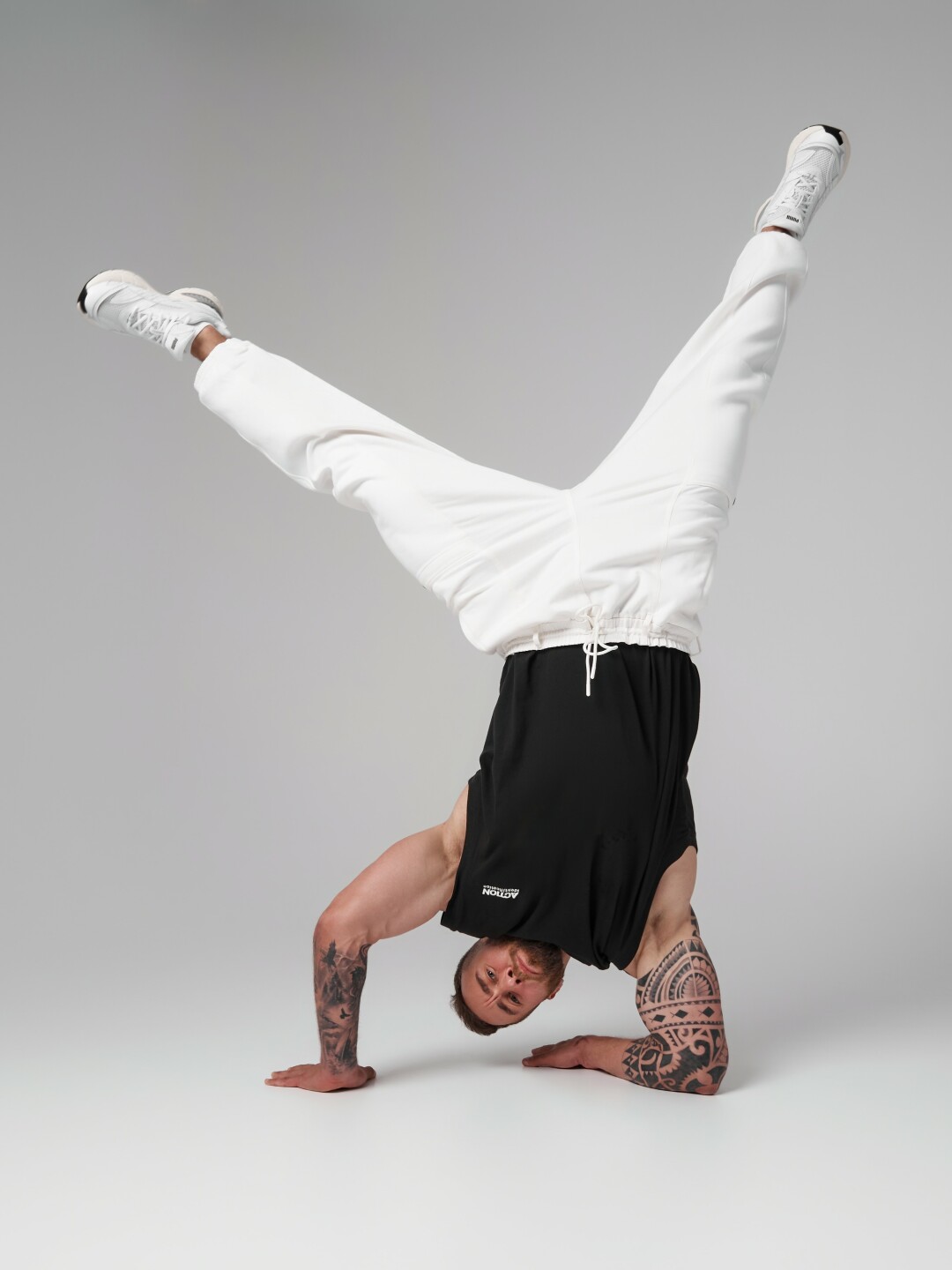 Руслан Ягуар в спортивные брюках и футболке от Gloria Jeans и кроссовках от Super Step