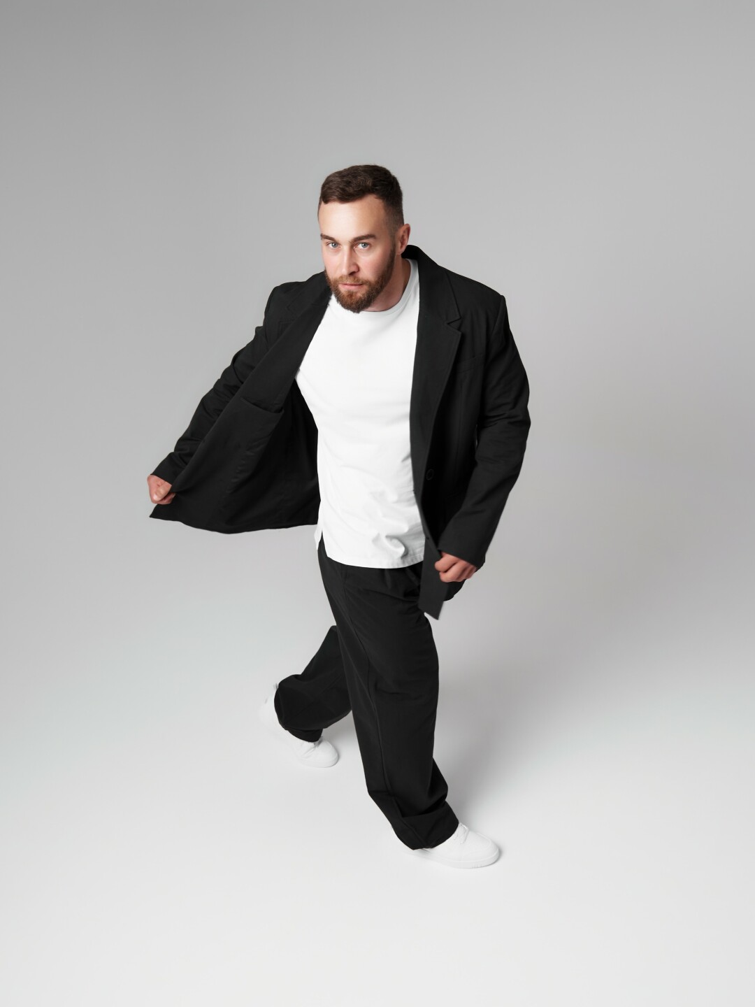 Руслан Ягуар в костюме и футболке от Baon, кедах от Super Step