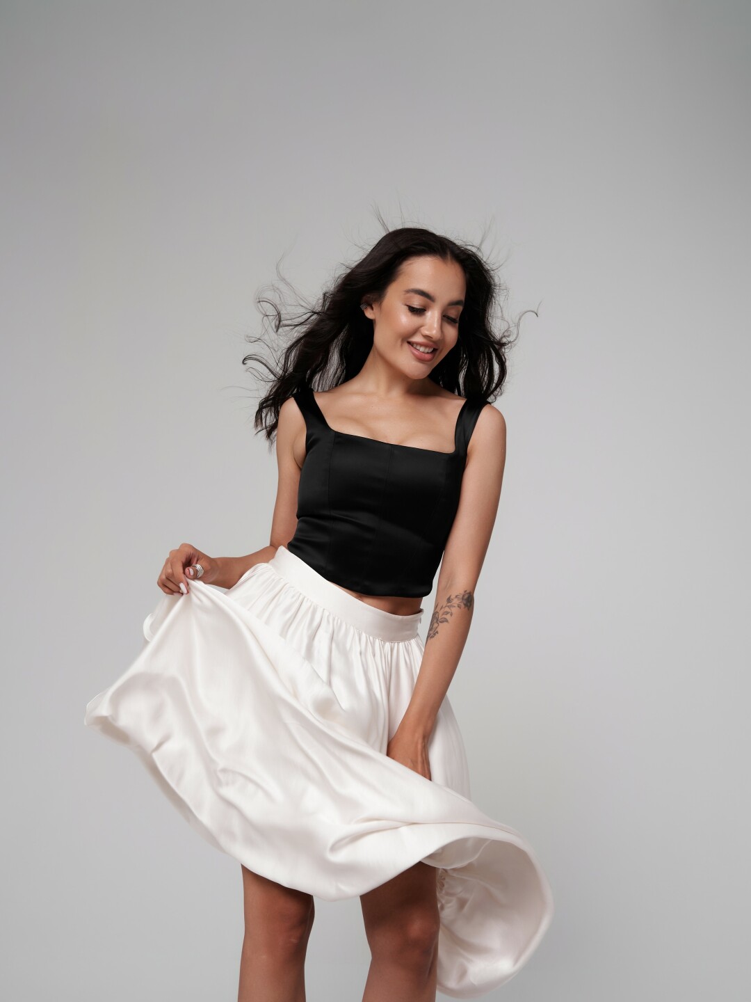 Альби в топе-корсете от Gloria Jeans и юбке от RE