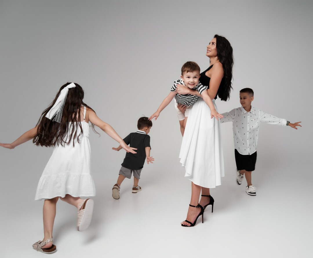 Алина Лукманова в топе от RE и юбке от Gloria Jeans, дети — футболки, шорты и платье от Gloria Jeans, обувь от RE, заколка-бант от Lichi