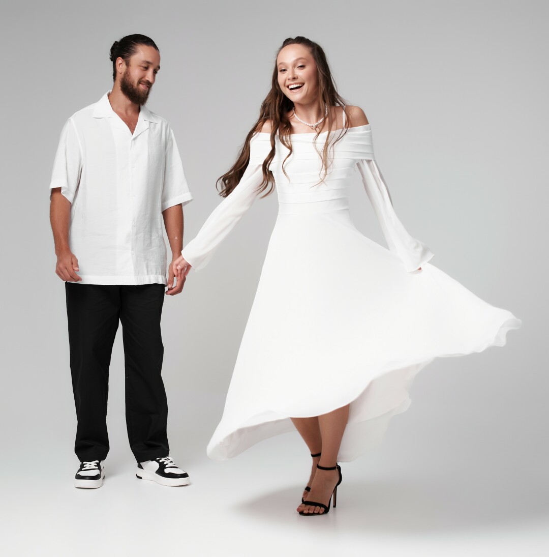 Диана Каспранова в платье и украшениях от Lichi, Айдар Хороший в рубашке и брюках от RE и кедах от Super Step