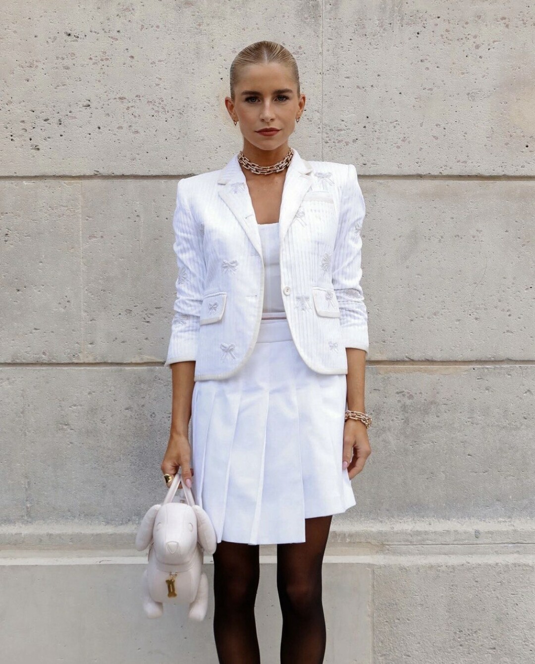 Каролин Даур носит цепи в кокеткорных образах вместе с укороченным жакетом с бантиками и теннисной юбкой