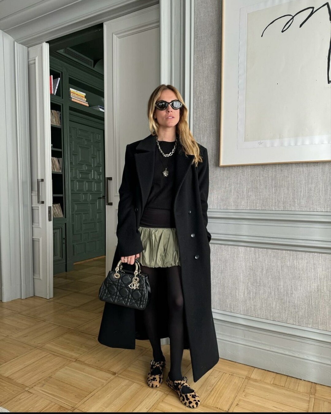 Инфлюенсер Бланка Миро украшает цепью минималистичный образ из джемпера, мини-юбки и макси-пальто