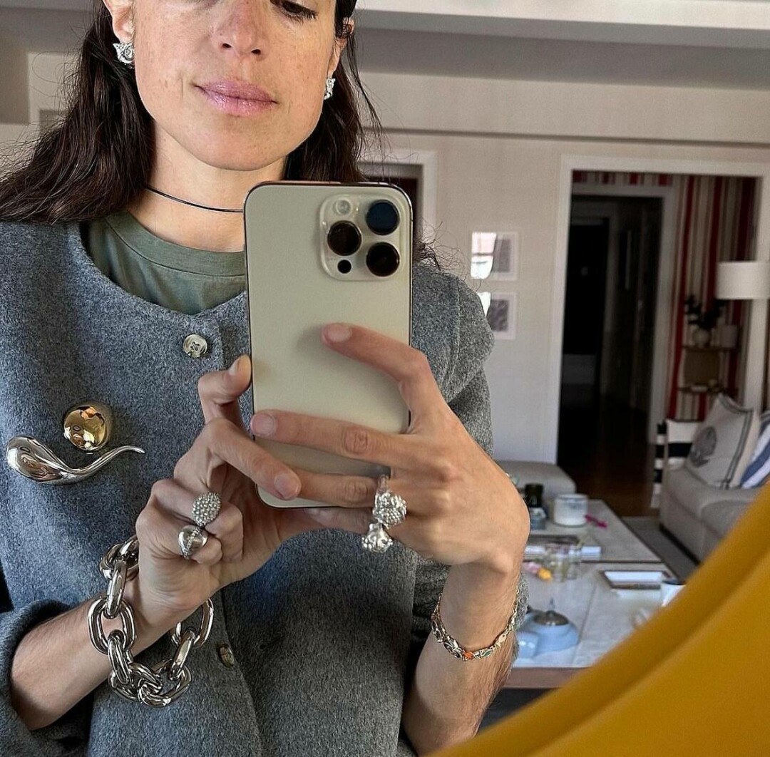 Леандра Медин выбирает браслеты из крупных звеньев и сочетает их с тотальным обвесом из массивных колец и сережек