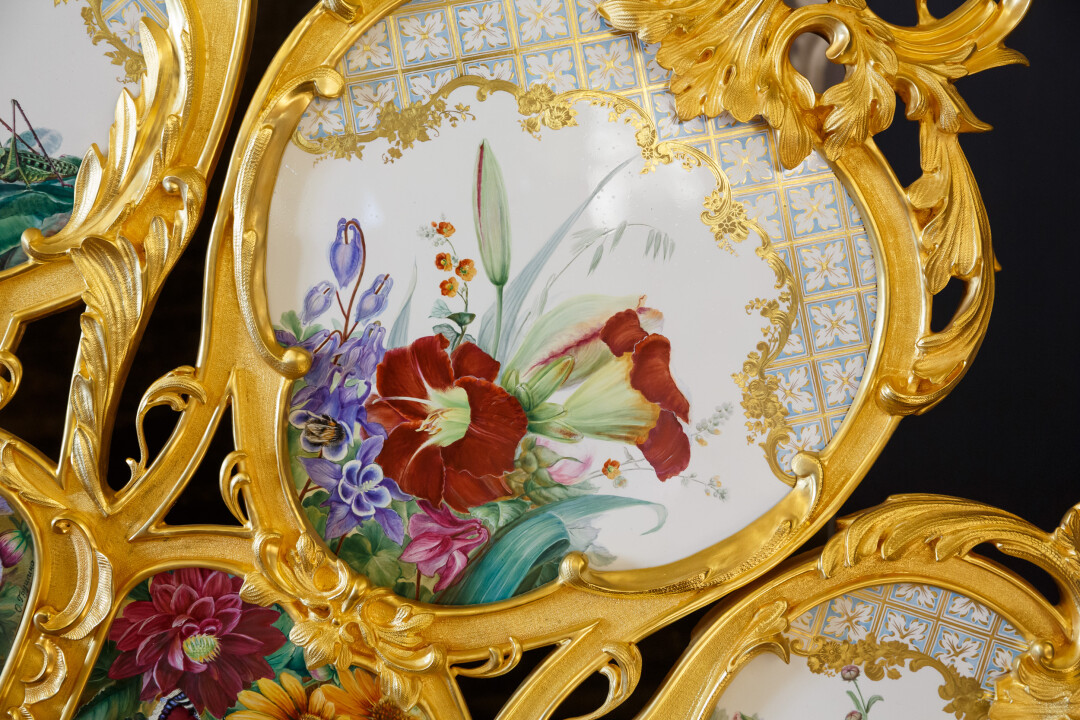 Фрагменты фарфорового камина в Кабинете императрицы