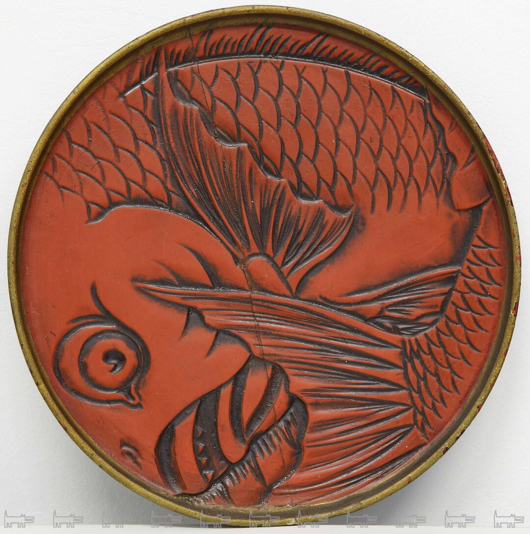 Неизвестный автор. Блюдо круглое с резным изображением карпа. Первая половина ХХ века. Япония. Дерево, лак, обработка токарная, резьба, роспись