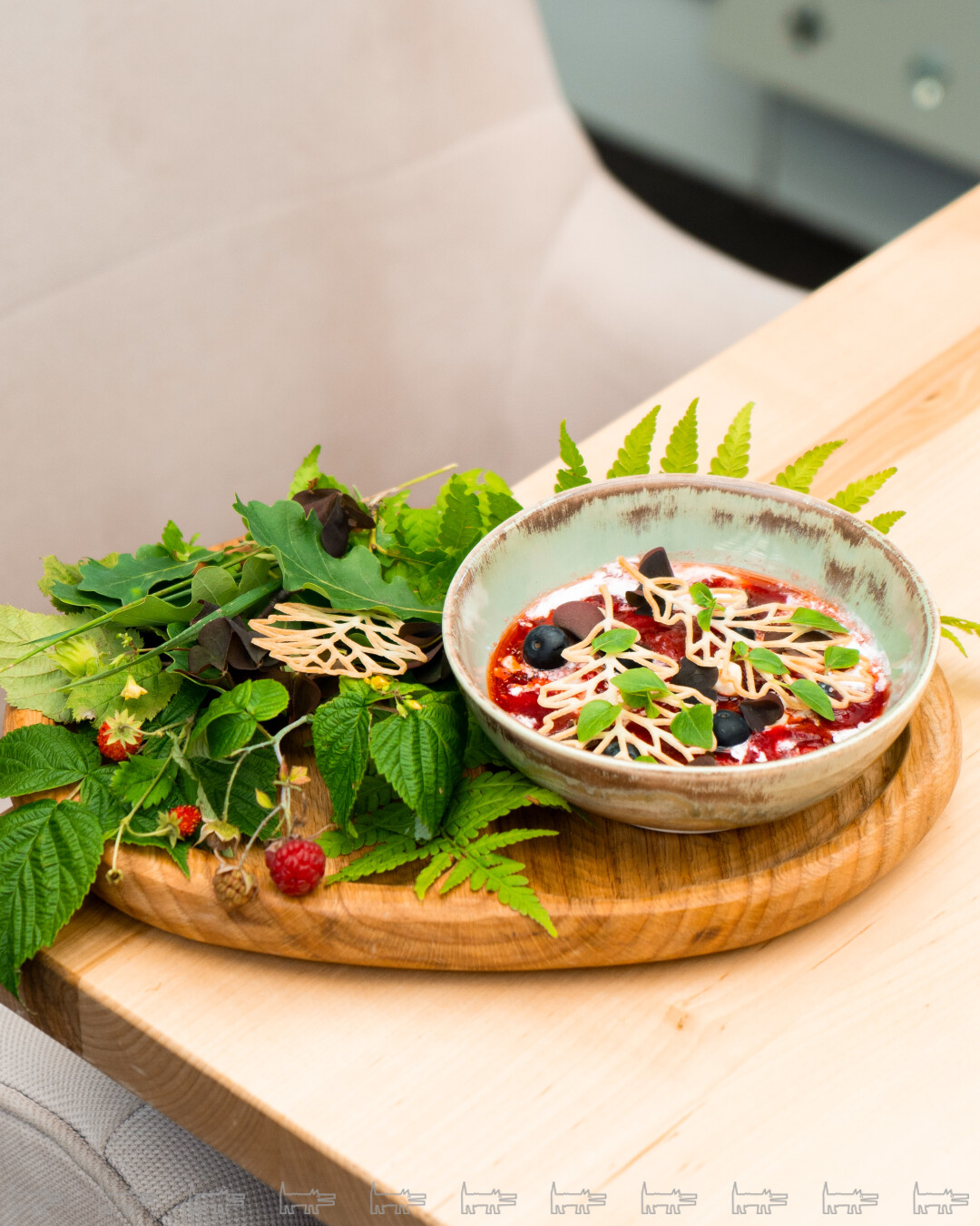 Гаспачо из клубники с лесными орехами, голубикой, кислицей и малиновым граните ("Мамука")