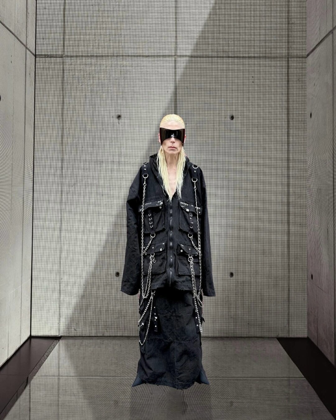Муза Balenciaga Минтту Весала дополняет черные куртки мультиобвесом из цепей и очками-сферами