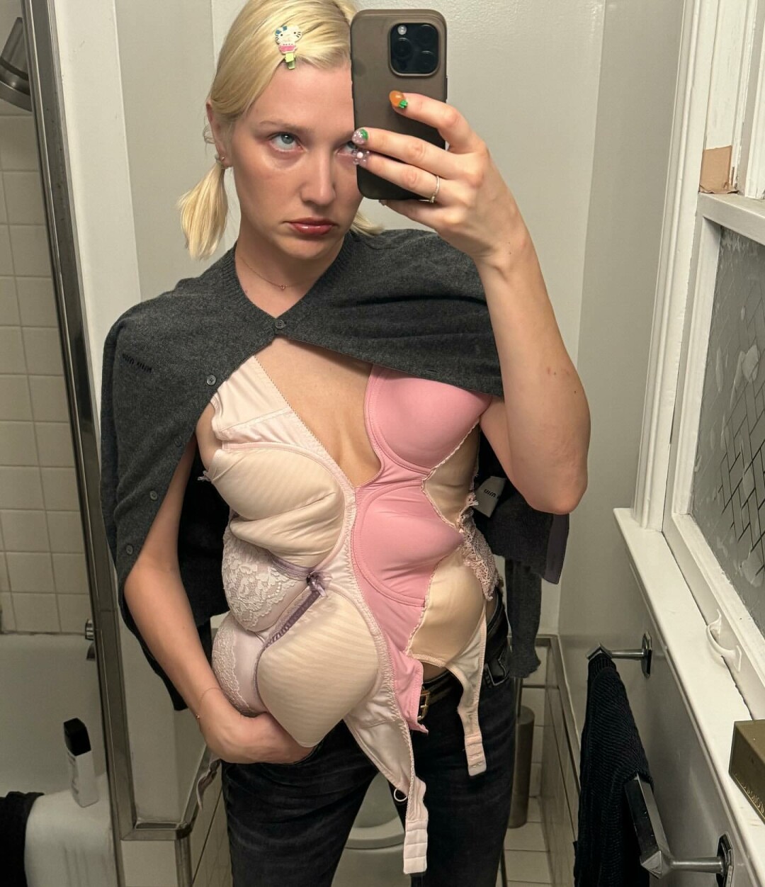 Стайлинг-худрук Miu Miu Лотта Волкова комбинирует скинни-джинсы с пэчворк-топом Hodakova из поживших бра и серым кардиганом, накинутым на плечи