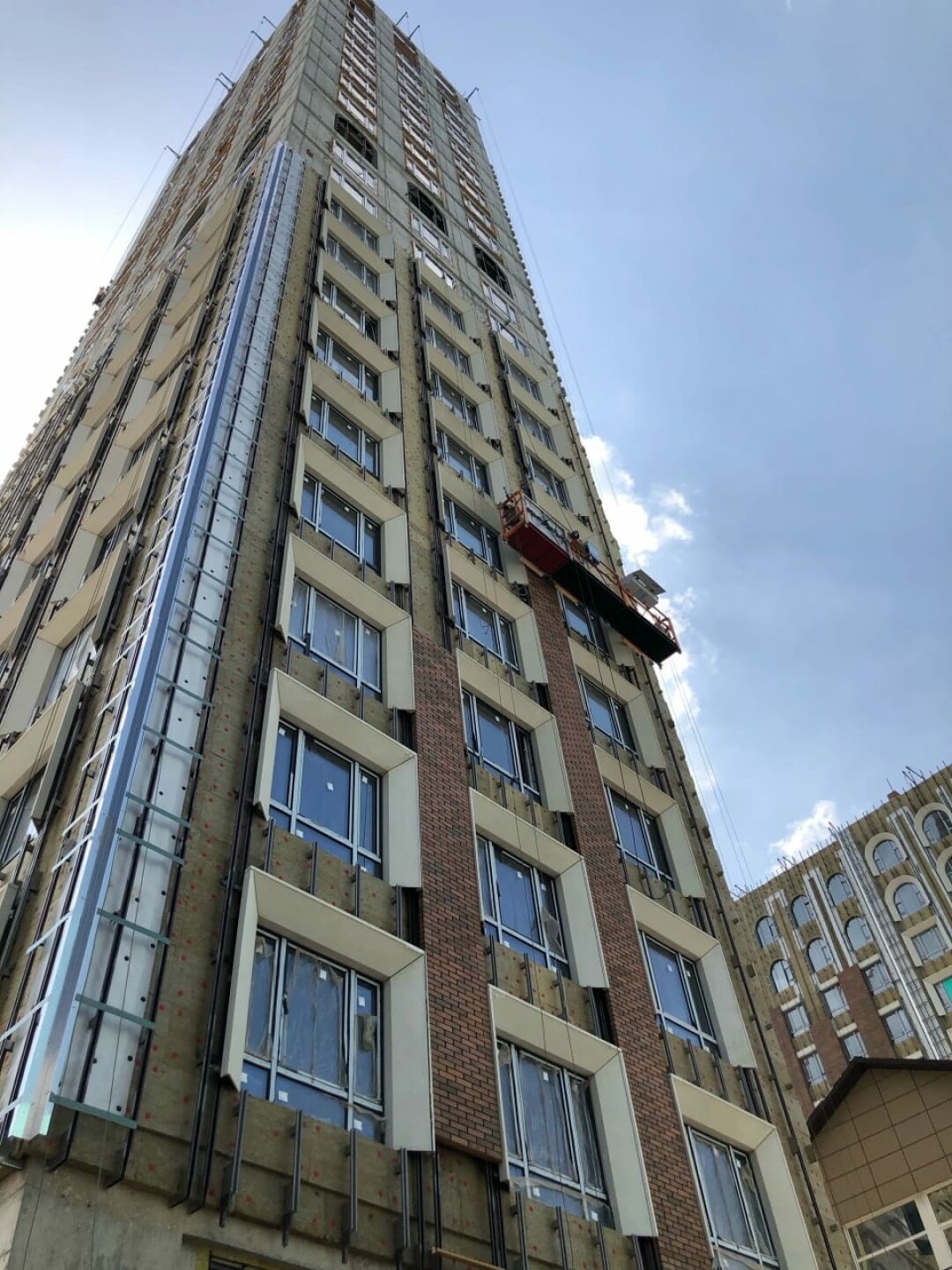 Продолжается облицовка фасадов