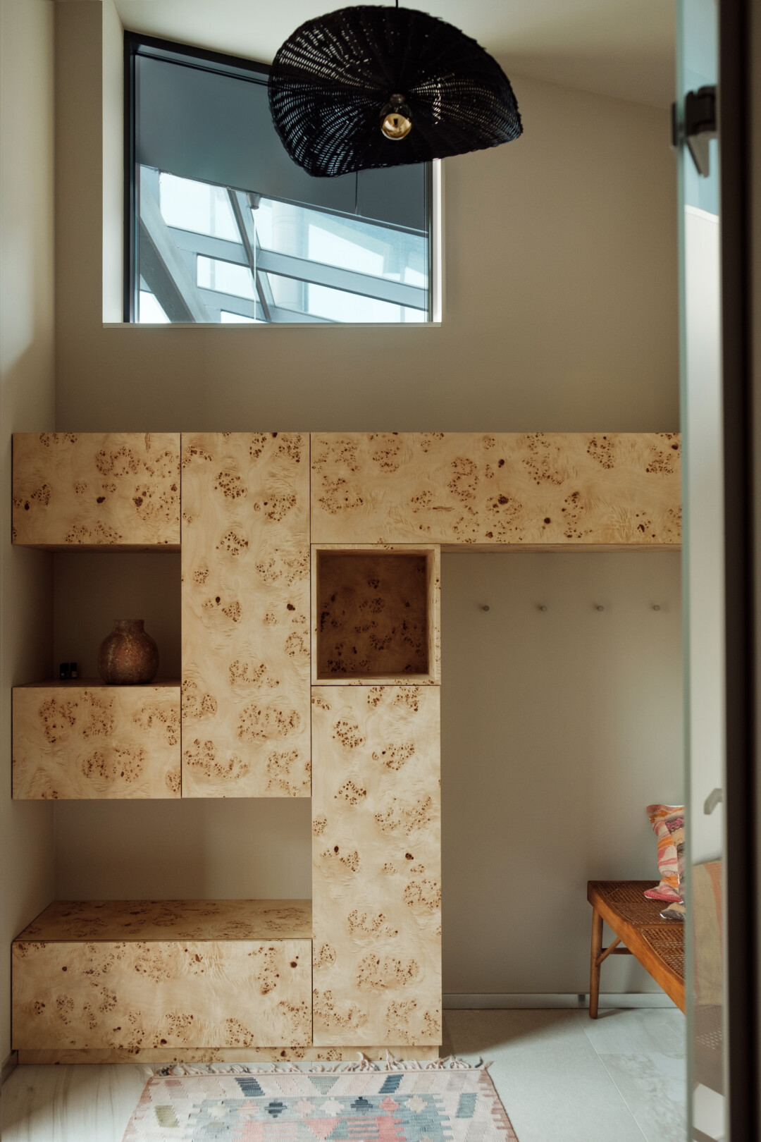 Стеллаж в раздевалке изготовлен в Перми из шпона. В акценте — люстра La Redoute и винтажный ковер